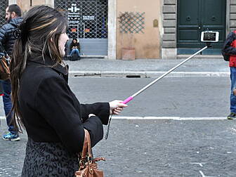 Women delete 5 selfies to get...